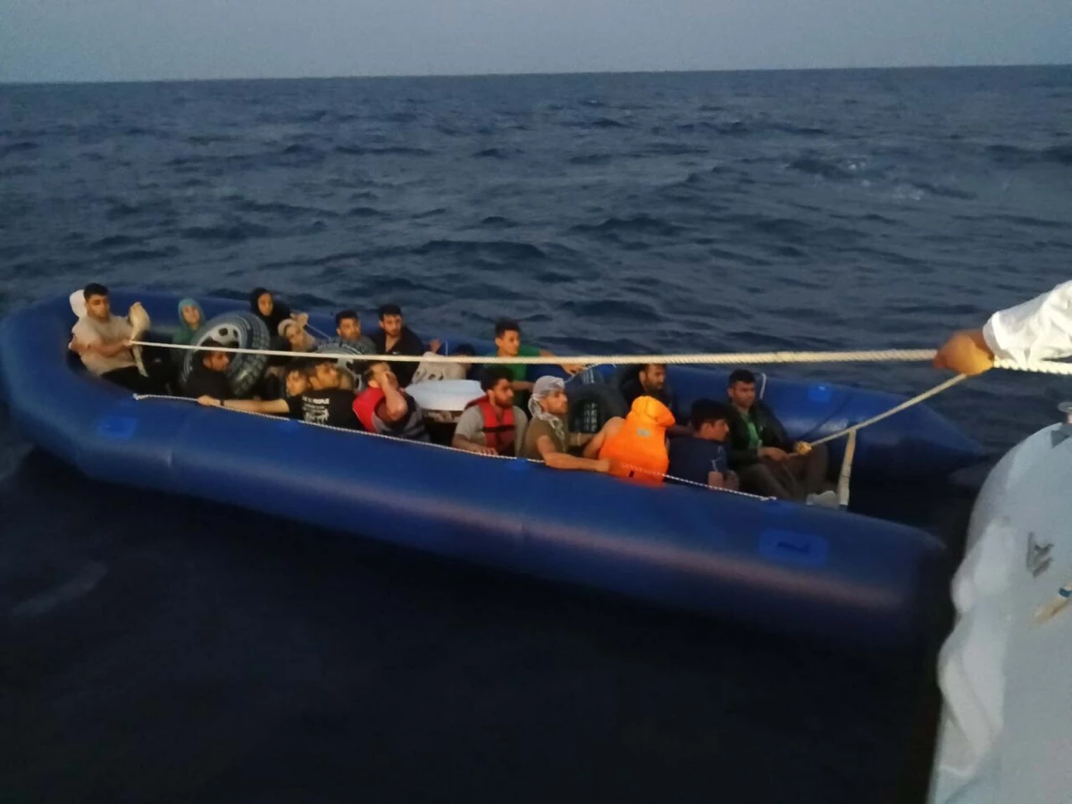 Yunan unsurları tarafından geri itilen kaçak göçmenler kurtarıldı